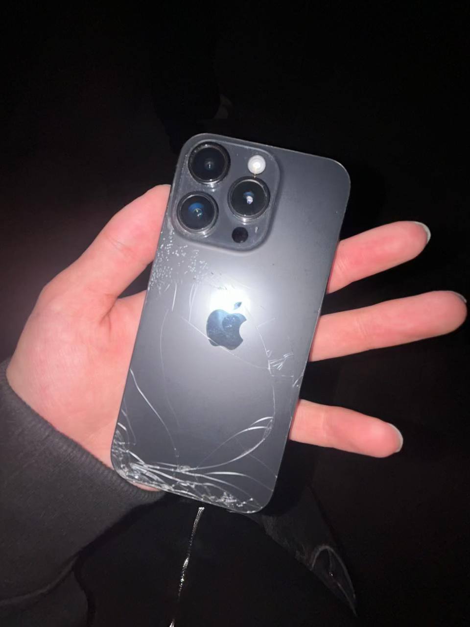 iPhone 15 Pro, разбита задняя крышка, царапины на экране
