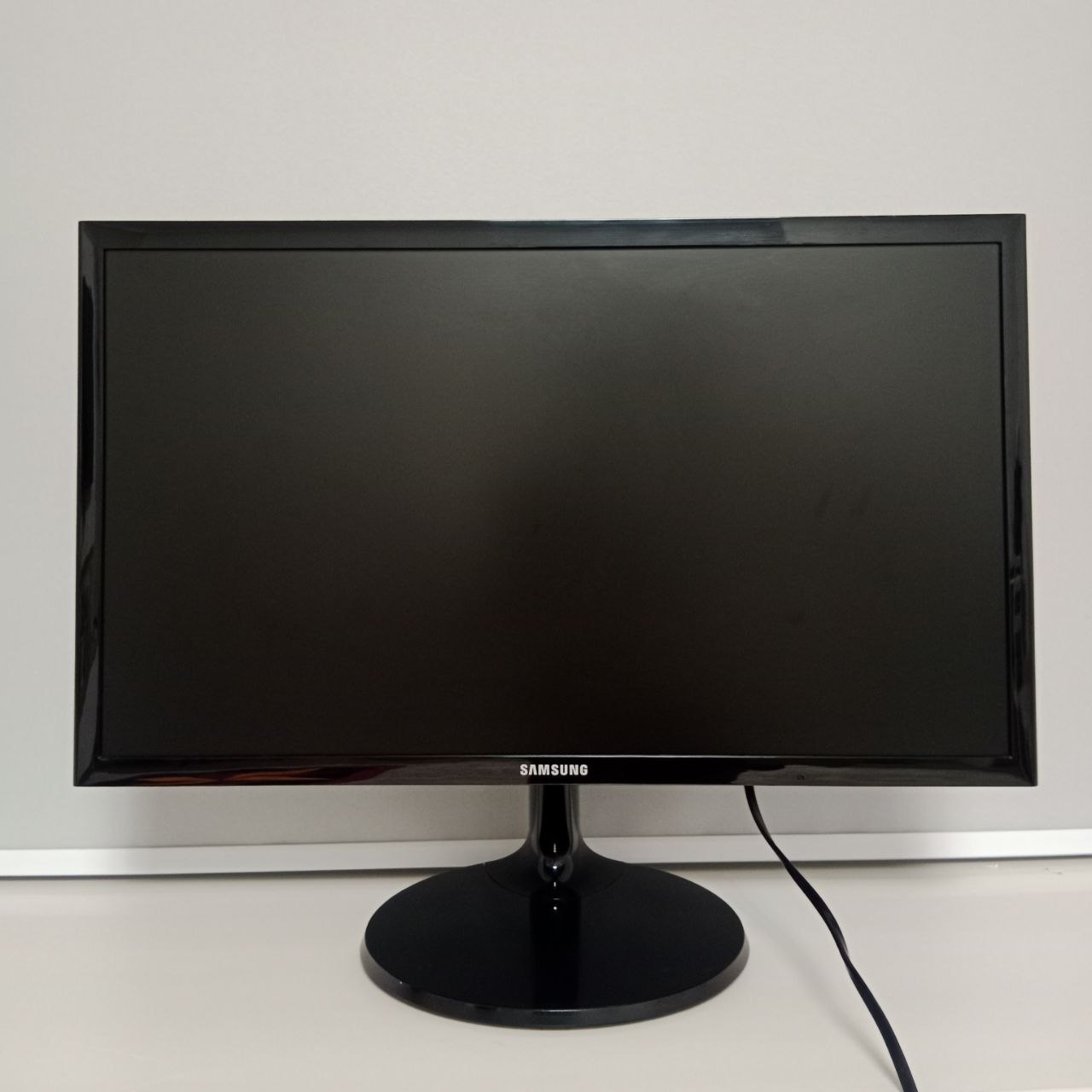 Samsung S22F350FHI 21.5" монитор (Full HD, TN, 60 Гц, HDMI+VGA, матовый экран, VESA 75×75)