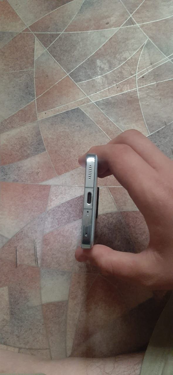 Xiaomi 13 12+256 ГБ, скол на экране, чехол и коробка, обмен желателен