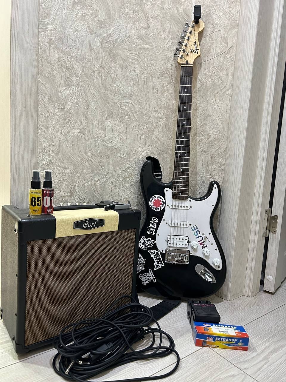 Гитара Fender Squier + Комбик Cort