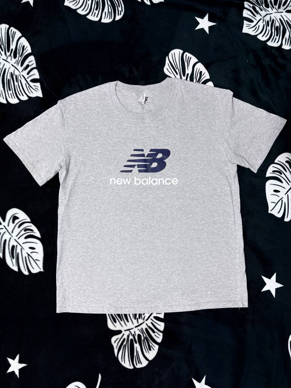 NEW BALANCE | СЕРАЯ ФУТБОЛКА 🩶

Классическая базовая футболка меланжевого серого цвета с контрастным логотипом New Balan