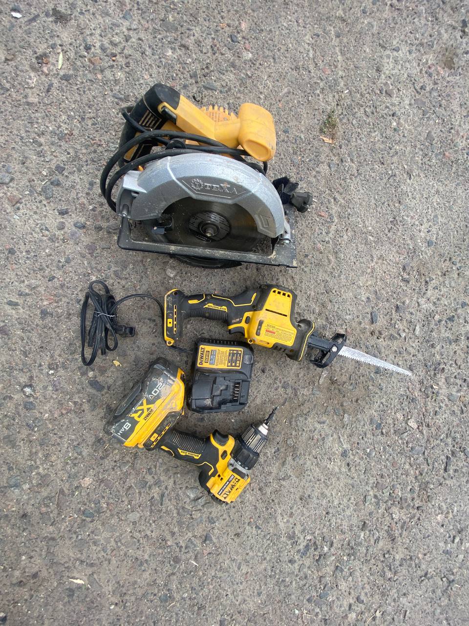 Продам электроинструменты DeWalt (циркулярная пила, пила-ножовка, дрель, аккумулятор)