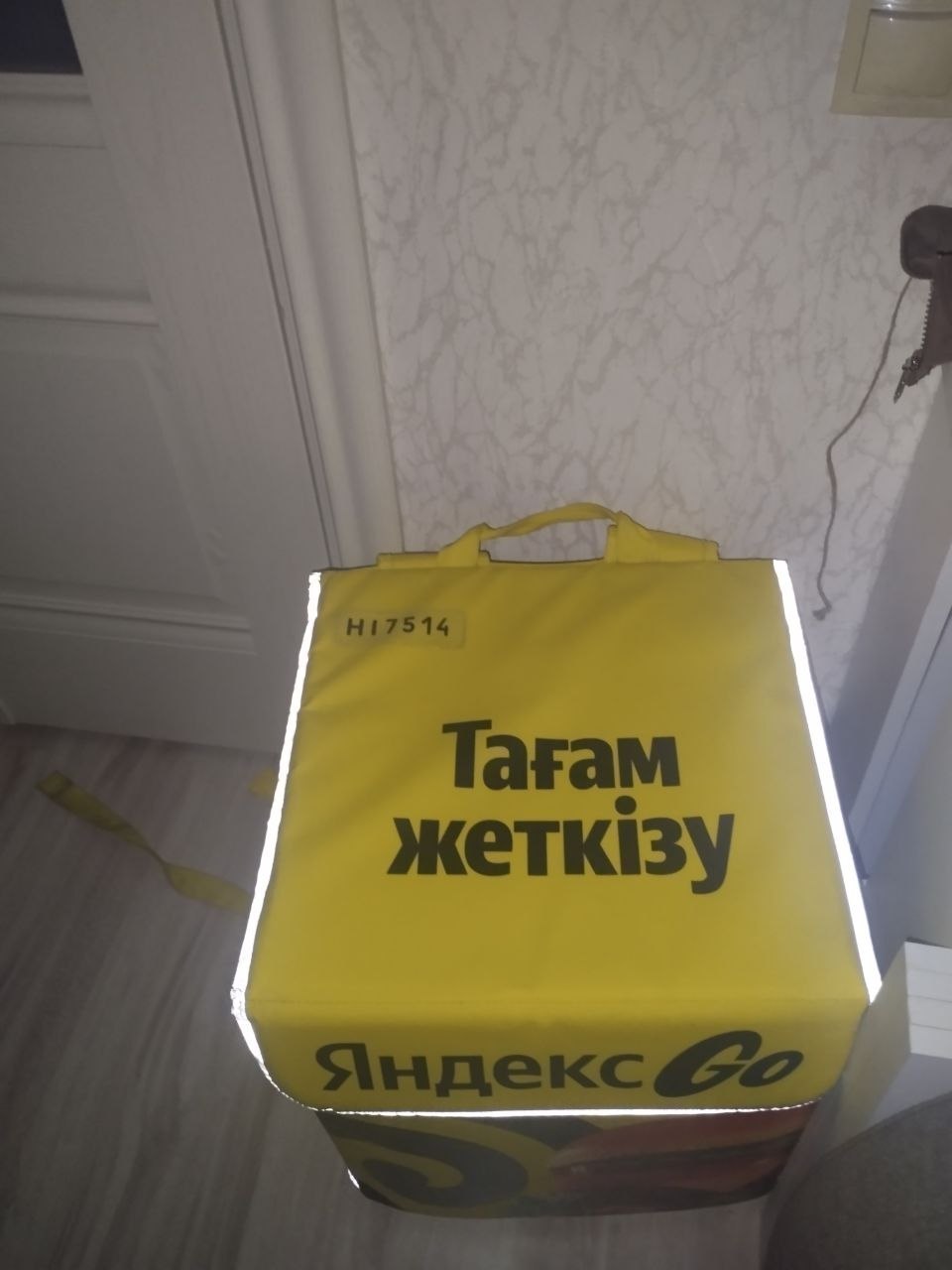 срочно продам термосумку Яндекс в комплекте ремни для крепления на багажник и разделитель 
цена 7к + торг — 2