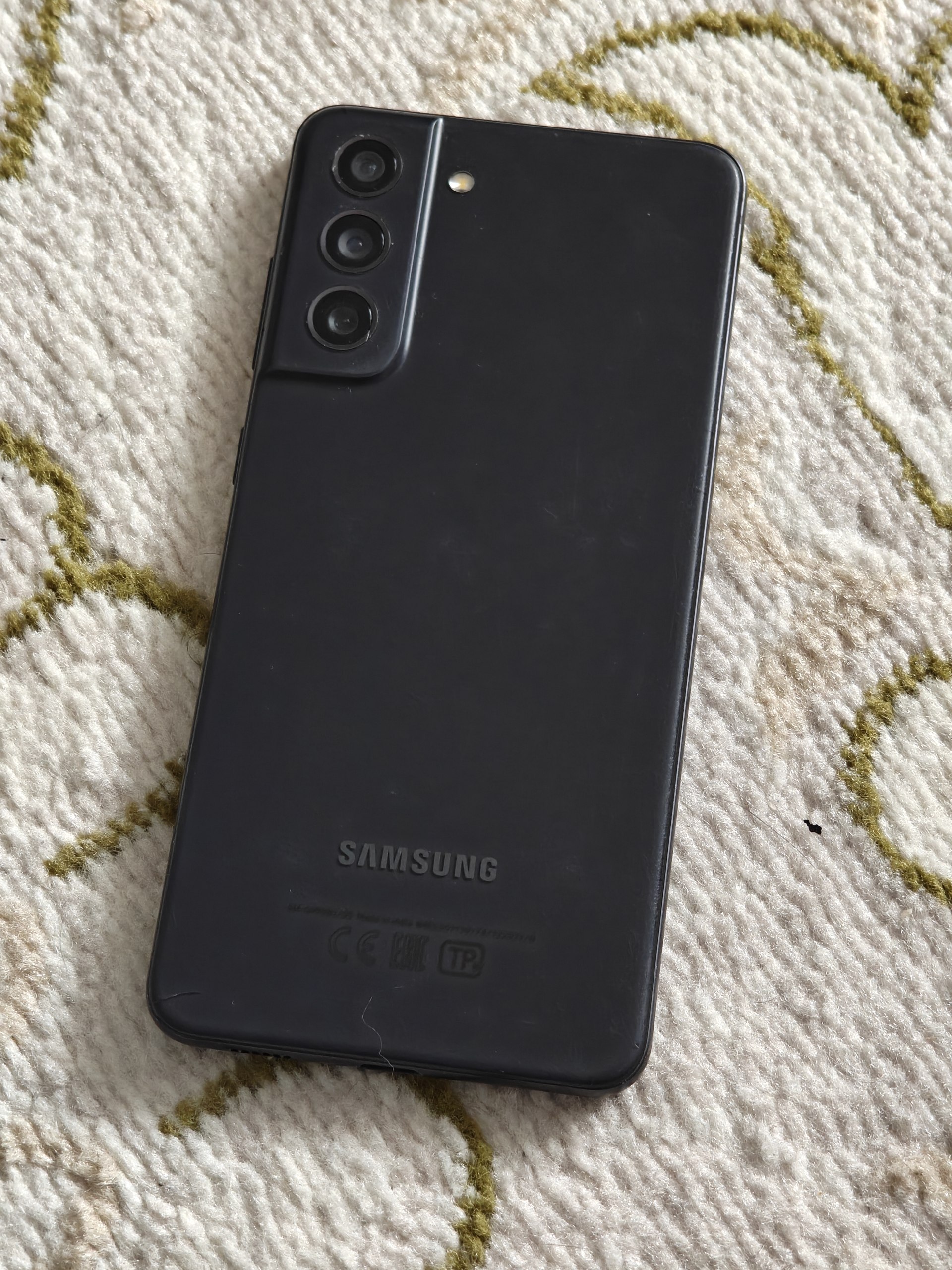 Samsung s21fe 256gb в хорошем состоянии, выгораний нет, в комплекте зарядка и чехол, цена 65к — 2