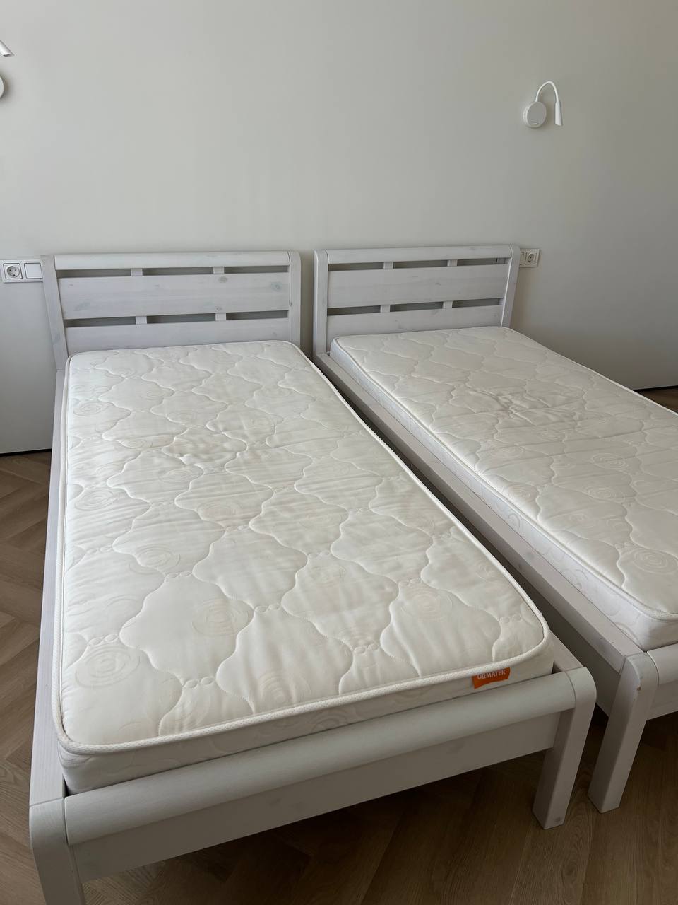 Продам 2 белые односпальные кровати с матрасами Ormatek — 2