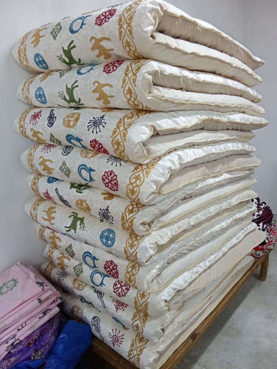 10 көрпеше
100 мың тг 
Падарка 8 штук жастық тыс
8702-845-45-94
Kurak_korpe_ _87