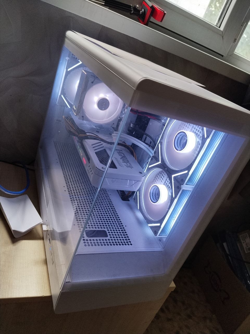 Продам полный игровой комплект 
ПК характеристики 
I5 10400
Arc b580 12gb (аналог rtx 4060)
16gb ddr4 3200
SSD 256gb
SSD