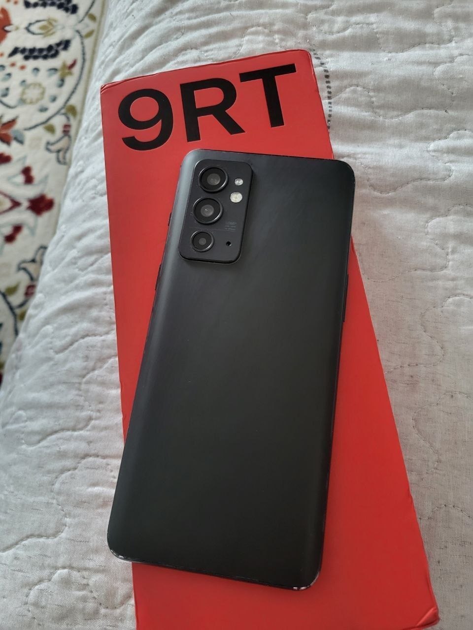 OnePlus 9RT 5G 12/256GB в хорошем состоянии, есть минусы (выгорание), в комплекте коробка и чехол — 2