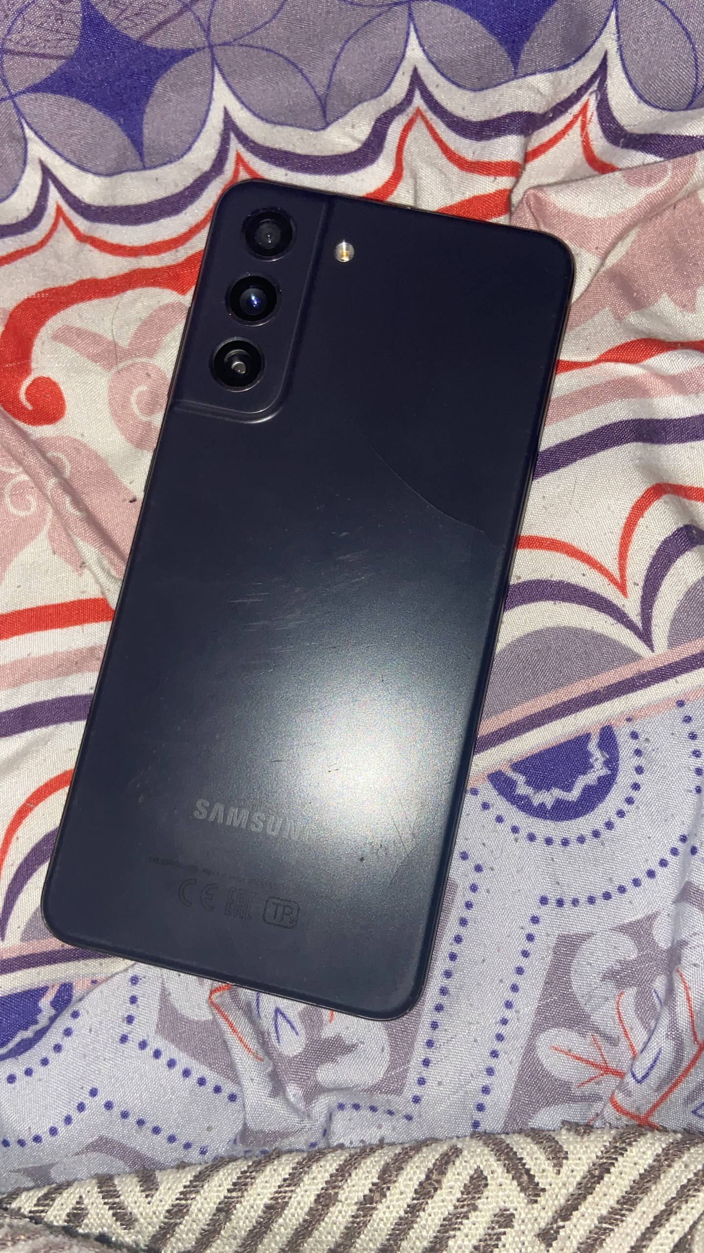 продажа/обмен samsung s21 fe 128гб  в хорошем состоянии есть выгоры и скол на крышке 65к торг уместен в комплекте только — 2