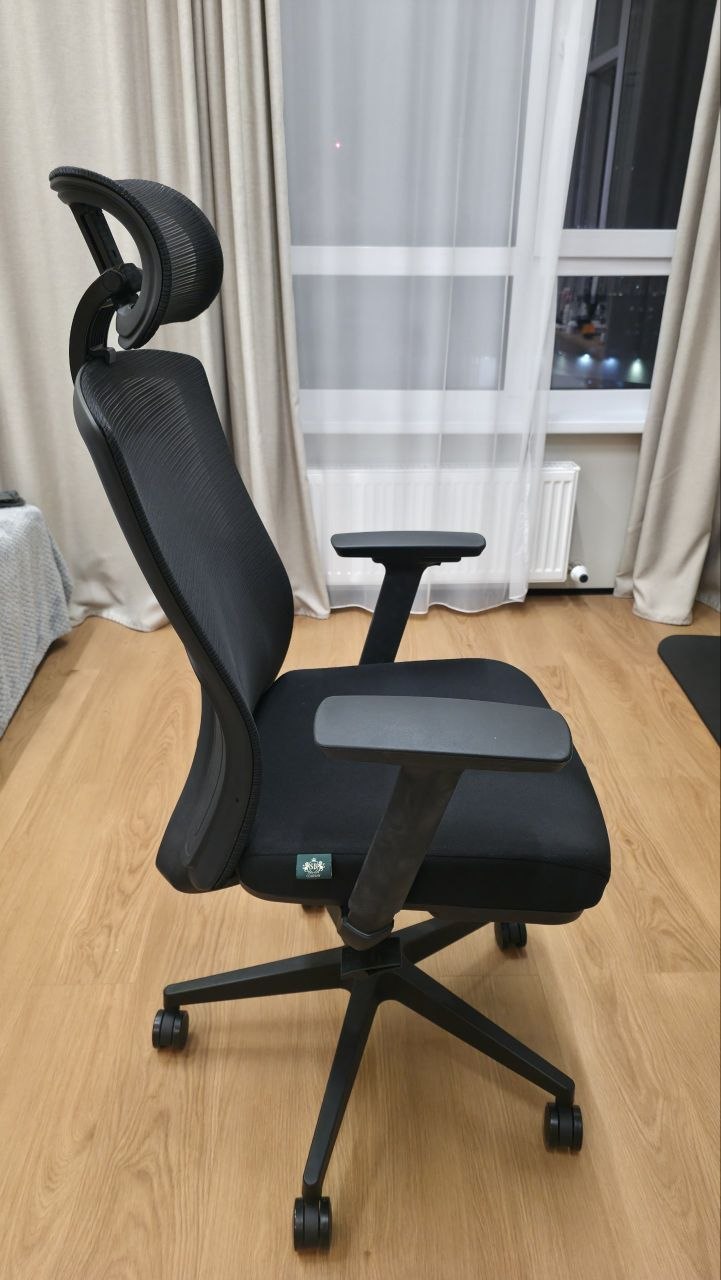 Продам офисное кресло (чёрное, с подголовником)