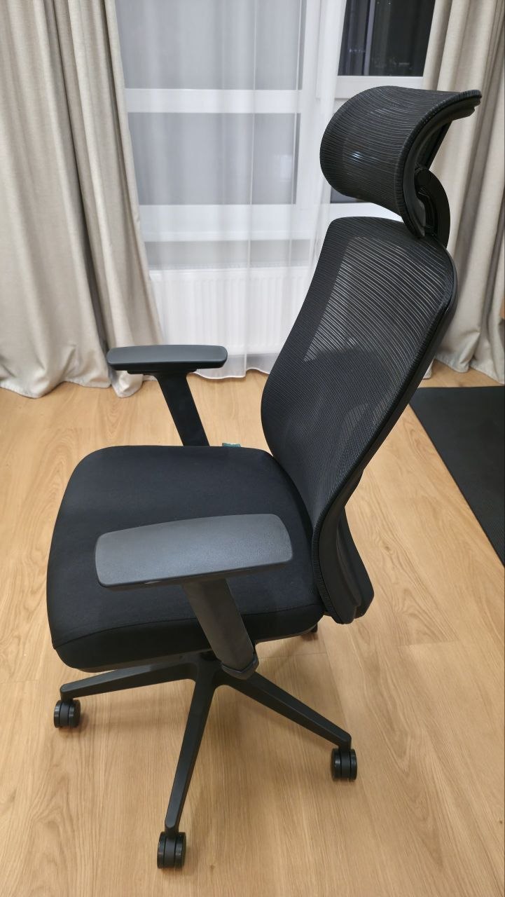Продам офисное кресло (чёрное, с подголовником) — 2