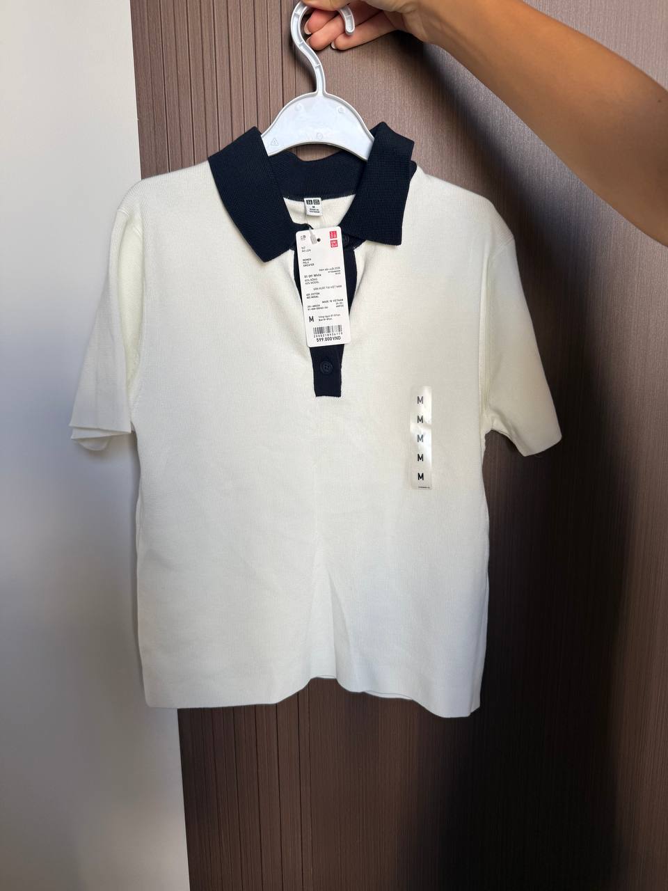 Поло Uniqlo белое с темно-синим воротником