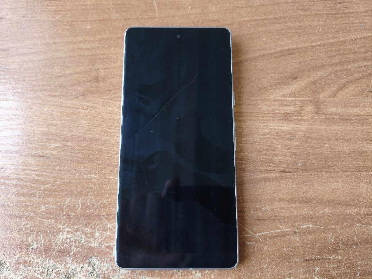 Продам pixel 7 8/128 а хорошем состоянии, из минусов только замененый дисплей OLED ниже среднего качества, трещина на ди — 4