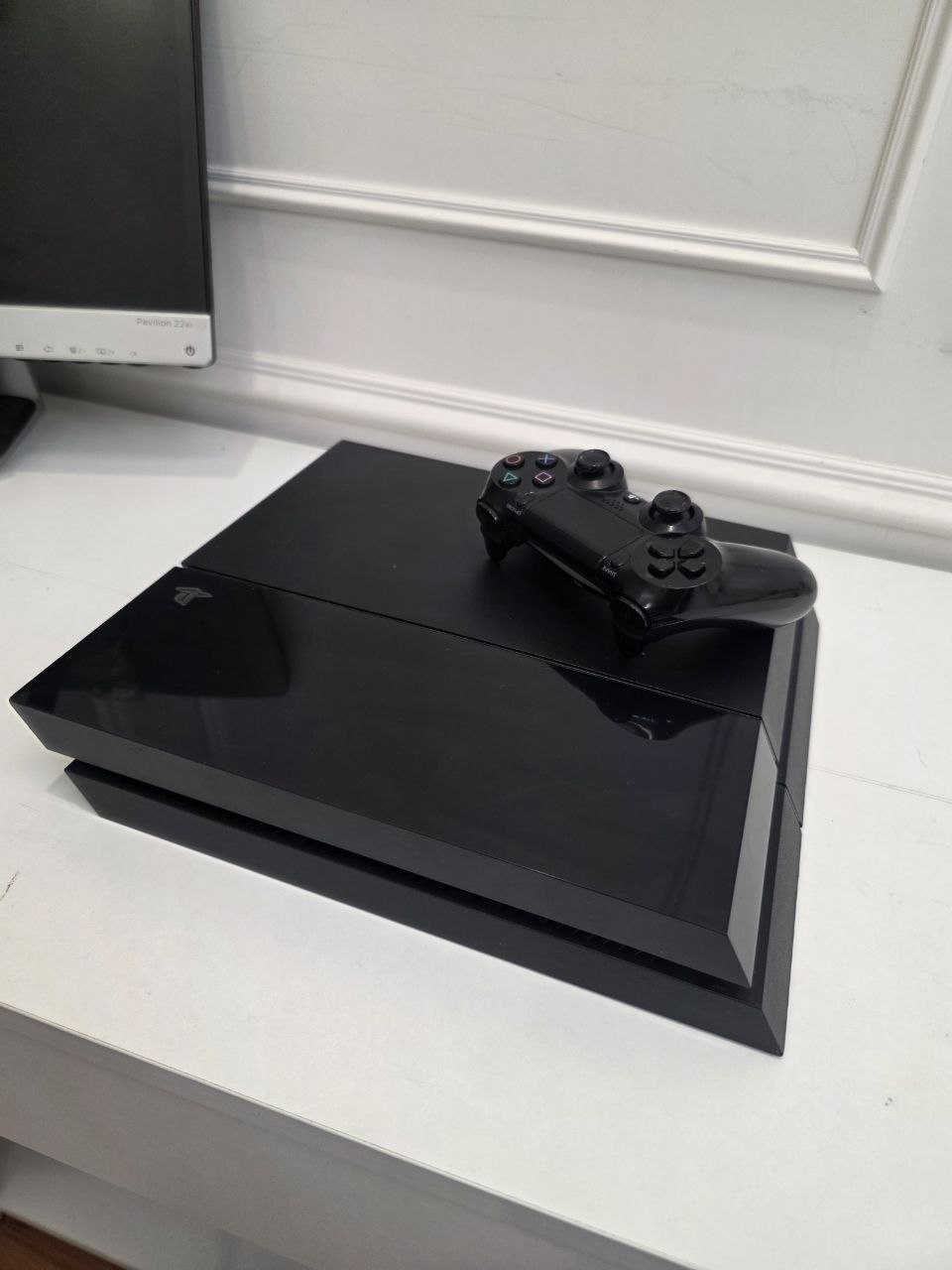 PlayStation 4 FAT + 8 игр (FIFA 19, BF2, Knack 2, Rayman, R&C, UFC 2, MKX, GTA V, DC)
