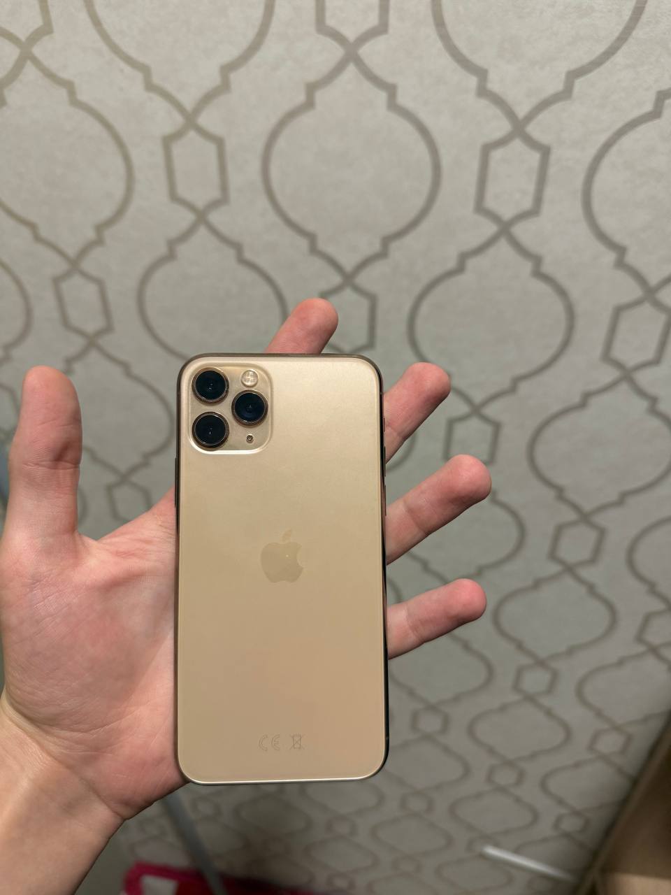 Продам айфон 11 про состояние 
9/10 проблемы только с матрицей видно на фотке
55.000 — 2