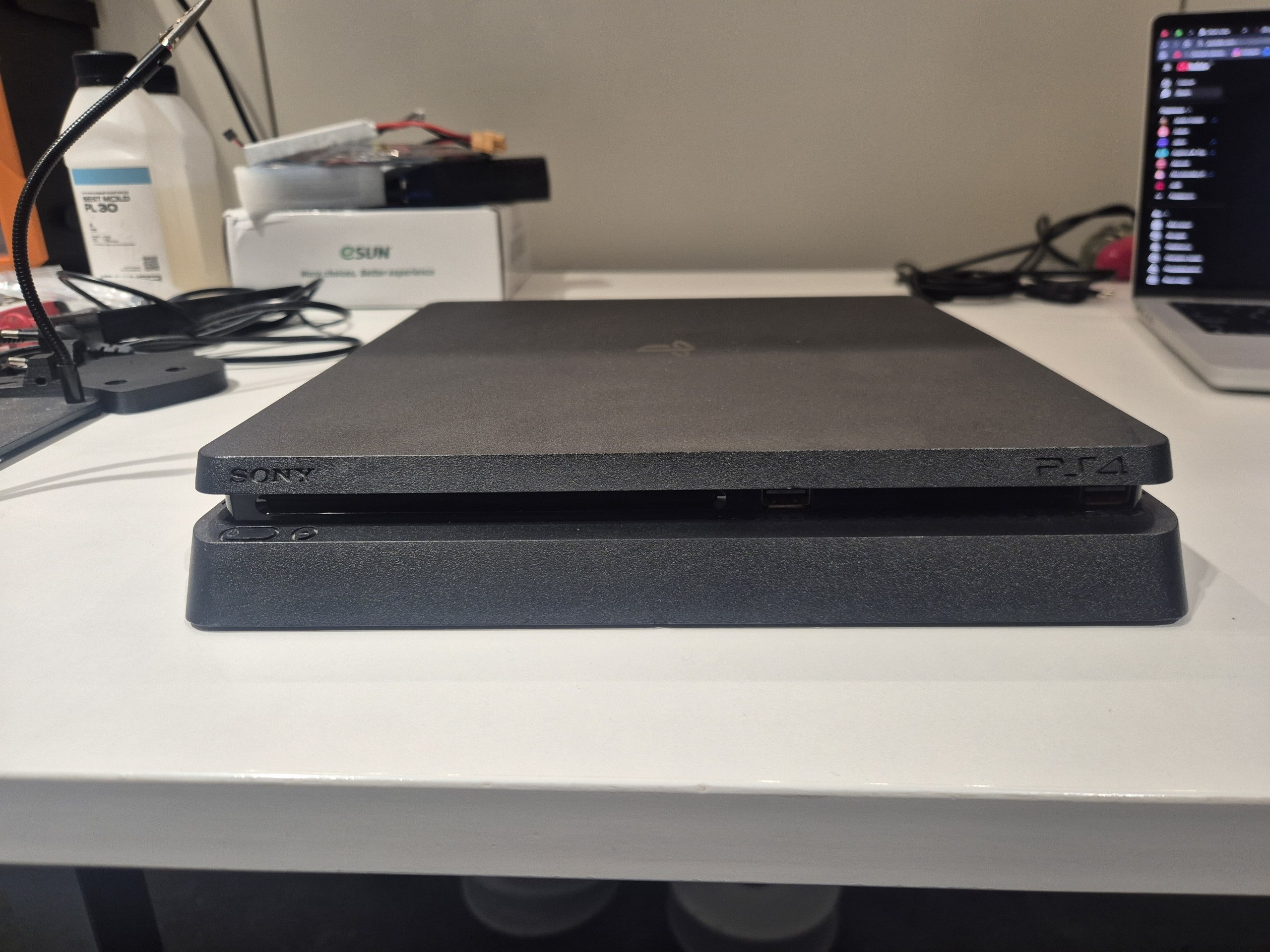 PlayStation 4 Slim 1TB в идеальном состоянии, 2 джойстика, кабели — 2