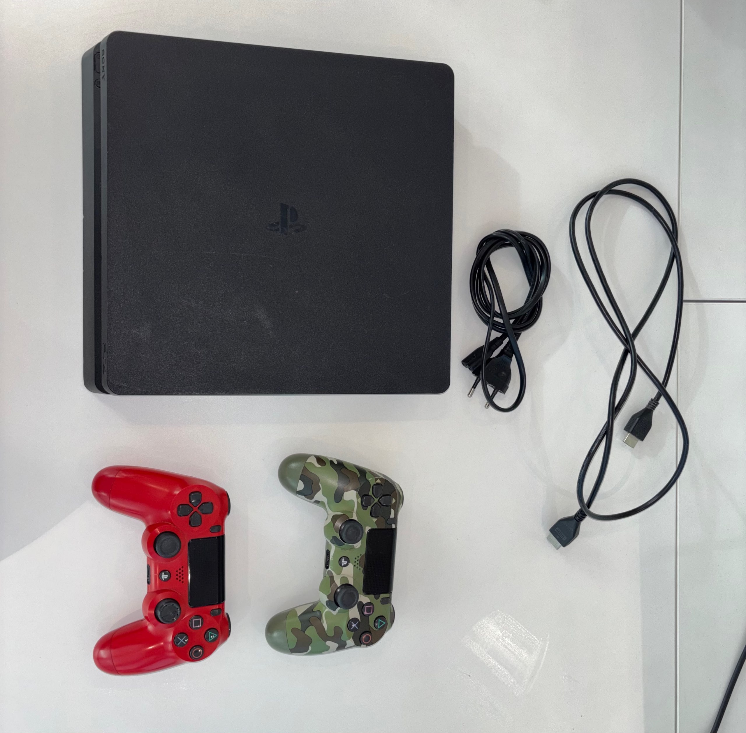PlayStation 4 Slim 1TB в идеальном состоянии, 2 джойстика, кабели — 4