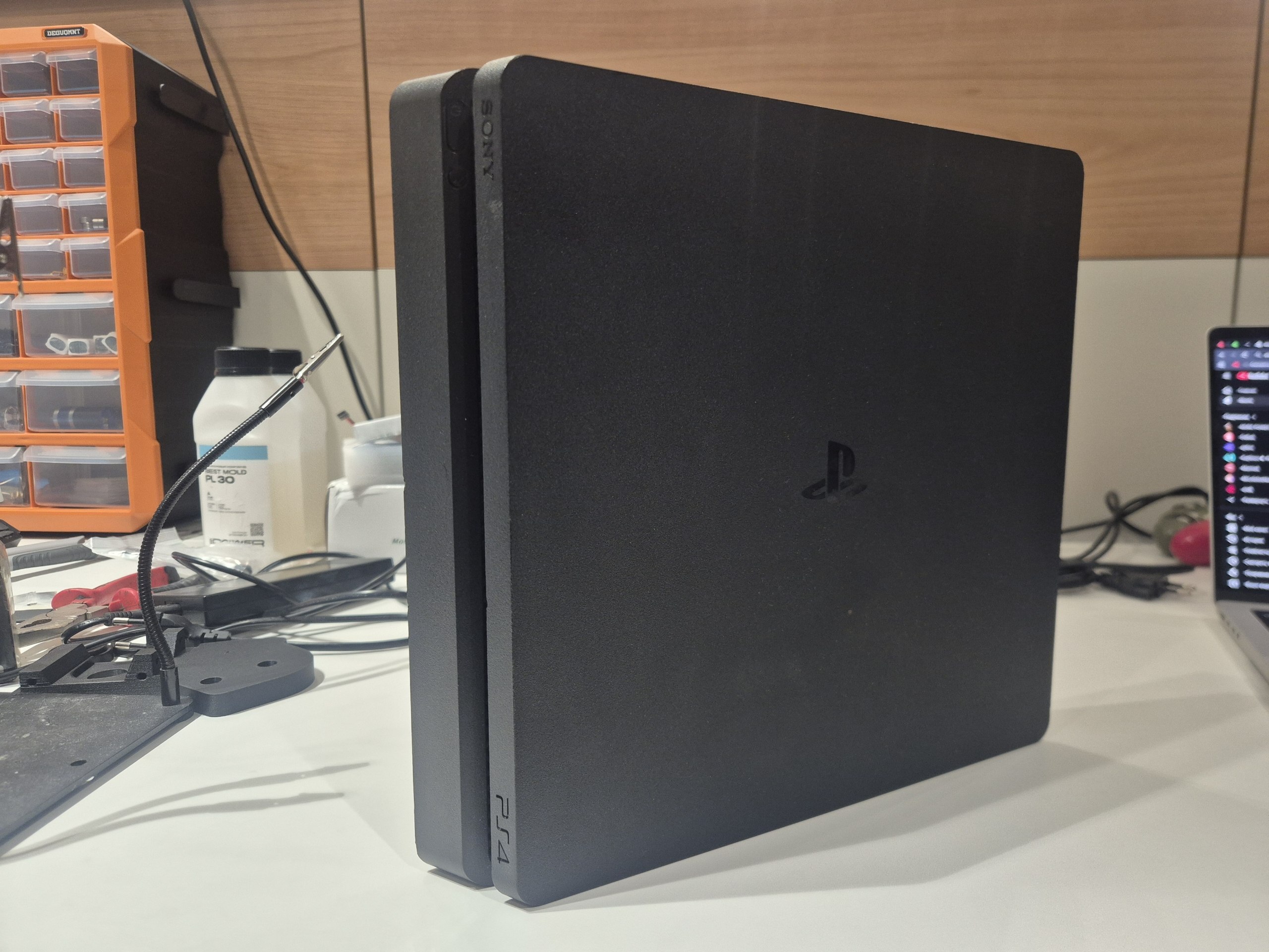 PlayStation 4 Slim 1TB в идеальном состоянии, 2 джойстика, кабели — 5