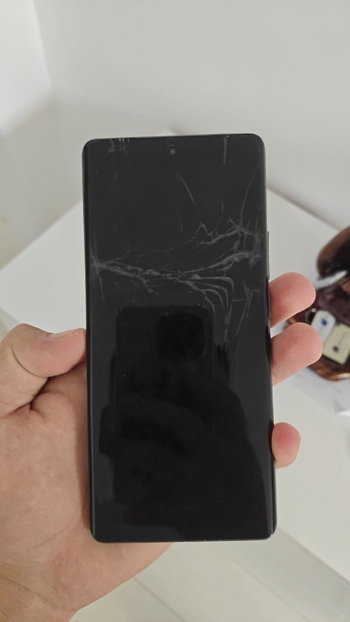 Мат плата жива.
REALME GT 6T 256гб общей 
8 гб оперативы. Погнулась ток рама и дисплей прожат
30.000