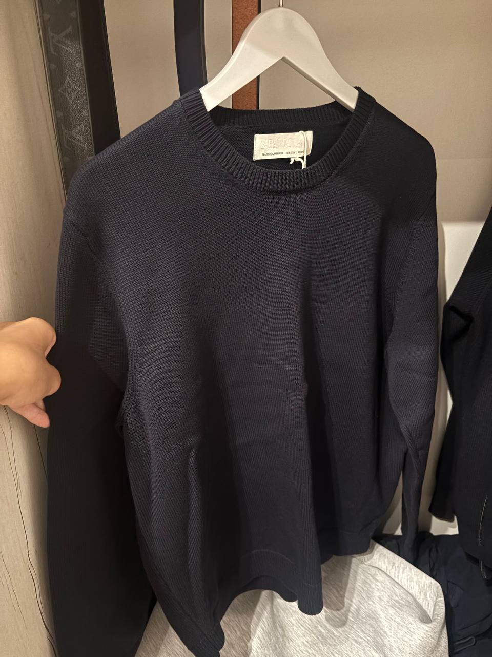 Zara sweatshirt 
Состояние: Абсолютно новый с навесными

Размер: L

Цена: 20.000 тг, брался новым за 26 — 2