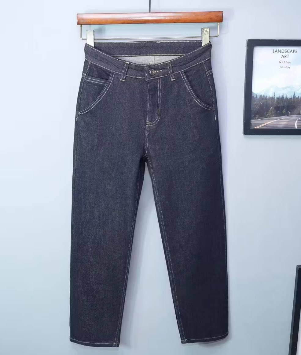 ТЁМНО-СИНИЕ ДЖИНСЫ | STRAIGHT FIT 👖

Классические прямые джинсы глубокого тёмно-синего цвета с контрастной светлой строч