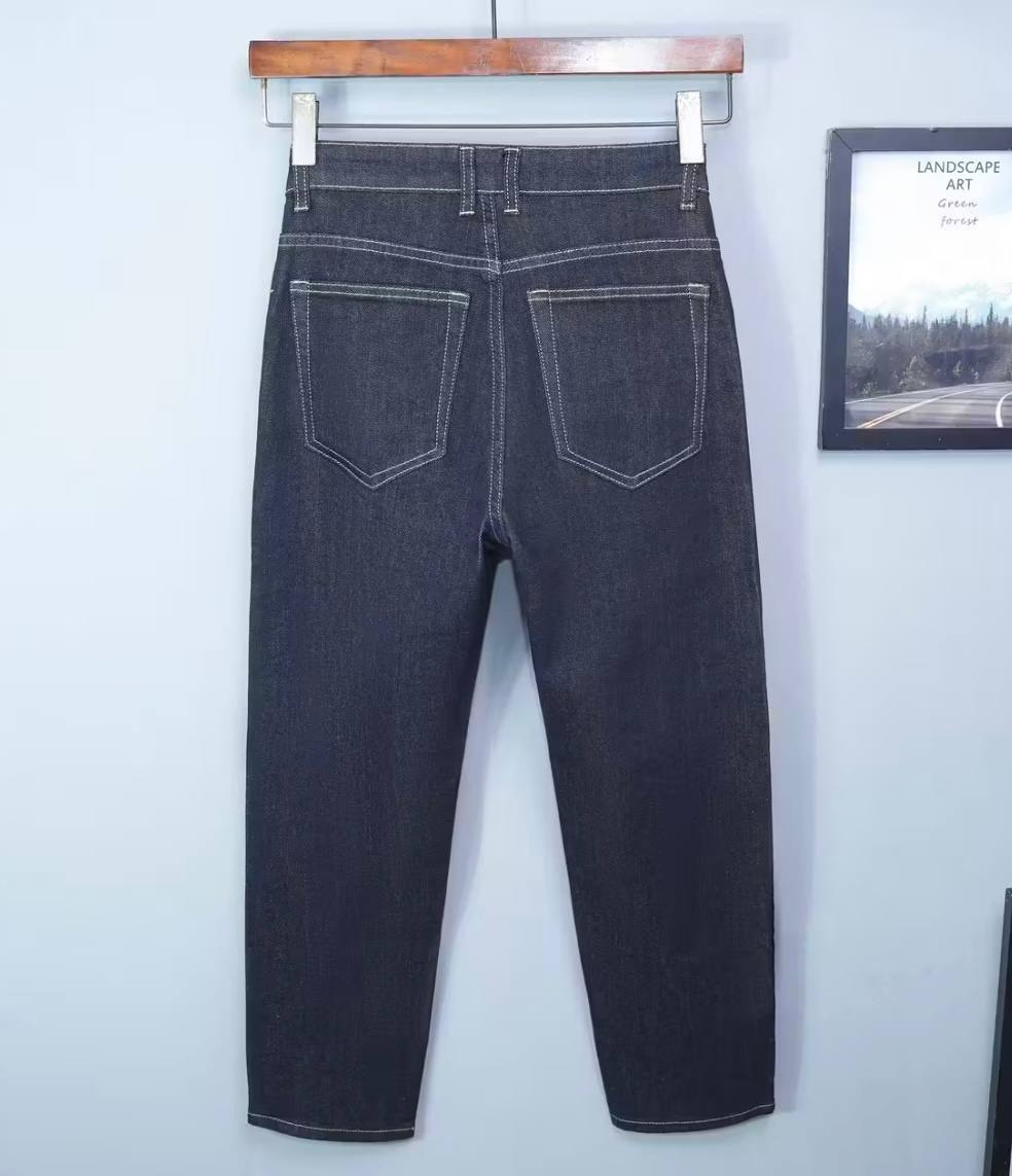 ТЁМНО-СИНИЕ ДЖИНСЫ | STRAIGHT FIT 👖

Классические прямые джинсы глубокого тёмно-синего цвета с контрастной светлой строч — 2