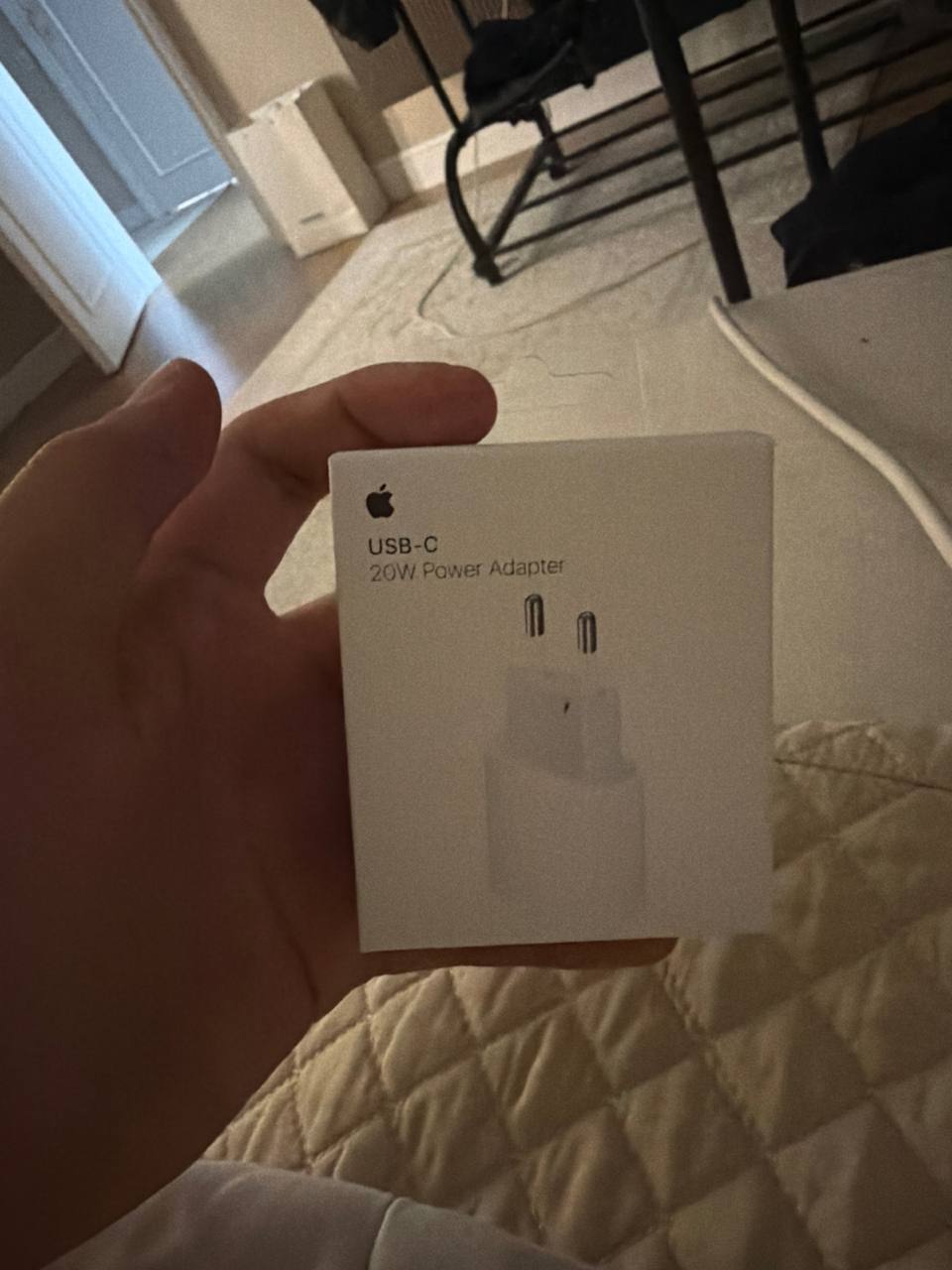 Продается новый оригинальный адаптер для айфона (20W USB-C Power Adapter)