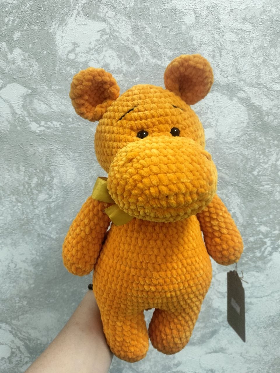 Игрушечный бегемот и котик