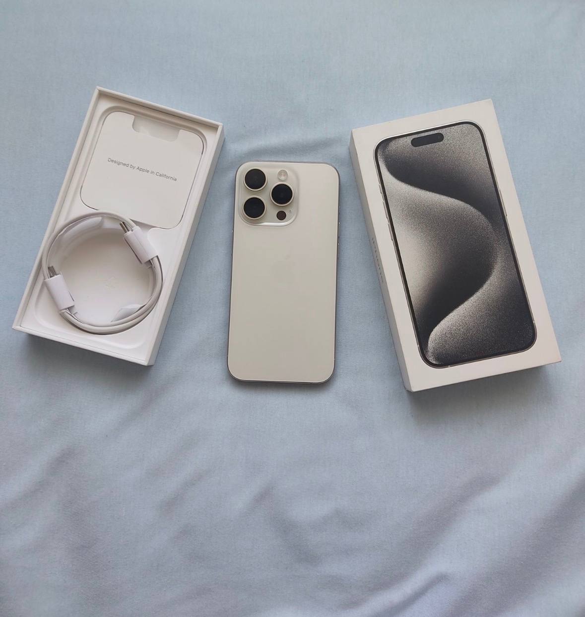 iPhone в коробке с комплектом — 2